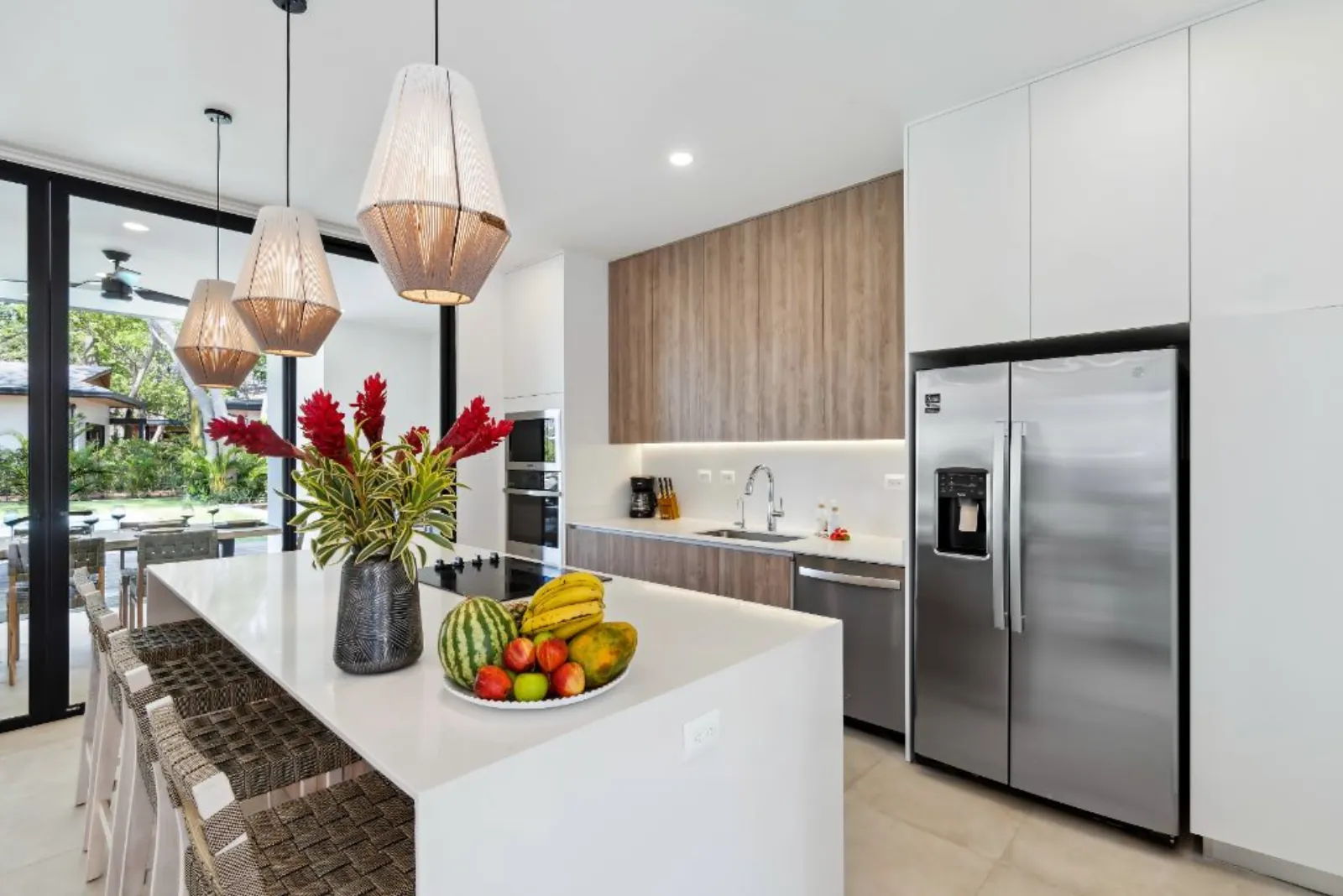 A bright, fully equipped kitchen in an ENTROTERRA home